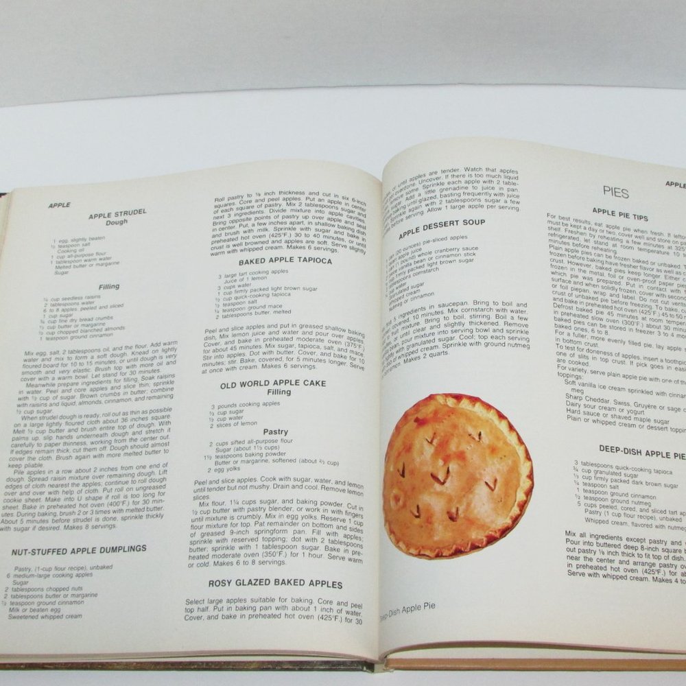 Vintage Cookbook Woman's Day Encyclopedia of Cookery 1 1979 Recipes Cooking - Picture 11 of 13